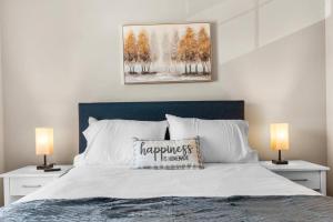 Letto o letti in una camera di Upscale 1BR/1BA: Resort Vibes, City Edge, Bliss