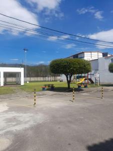 parking z parkiem z drzewem i budynkiem w obiekcie CASA AMOBLADA EN CONJUNTO CERRADO w mieście Cúcuta