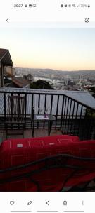 uma varanda com uma mesa e vista para a cidade em Histórica y cómoda em Valparaíso