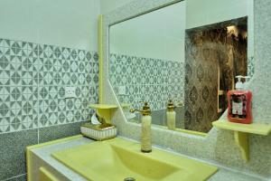 a bathroom with a sink and a mirror at Salem Fish Guest House in Al Ḩadd