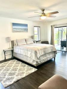 - une chambre avec un lit et un ventilateur de plafond dans l'établissement Luxurious pool home in Palm Beach County, Florida, à Wellington