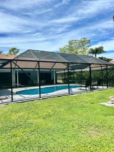 une maison avec une piscine sur le toit dans l'établissement Luxurious pool home in Palm Beach County, Florida, à Wellington