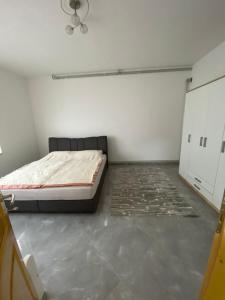 ein Schlafzimmer mit einem Bett in der Ecke eines Zimmers in der Unterkunft Saray in Sarajevo