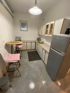 eine Küche mit einem Kühlschrank sowie einem Tisch und Stühlen in der Unterkunft Saray in Sarajevo