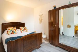 - une chambre avec un lit en bois et une douche en verre dans l'établissement Le Saint-Jean, à Metz