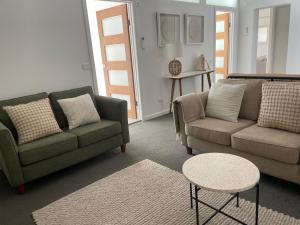 Χώρος καθιστικού στο The Wheelhouse - 2BR Waterfront Apt in town +10 φωτογραφίες