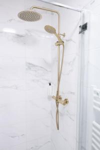 eine Dusche im Bad mit weißem Marmor in der Unterkunft Le Saint-Germain - Porte d'Orléans - Cité Universitaire Paris 14 in Gentilly