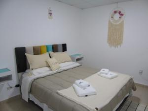 1 dormitorio con 1 cama con 2 toallas en H2O CENTRO en Federación