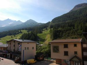 O vedere generală la munți sau o vedere la munte luată de la acest apartament