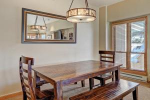 - une salle à manger avec une table en bois et un miroir dans l'établissement Ski In-Out Village at Breckenridge Condo, à Breckenridge