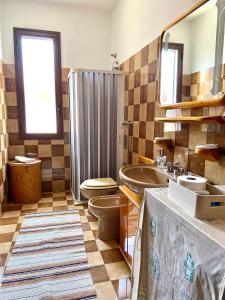 ein Bad mit einem WC, einem Waschbecken und einer Dusche in der Unterkunft Villa Vinci in Menfi