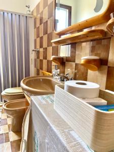 uma casa de banho com 2 WC e um lavatório. em Villa Vinci em Menfi