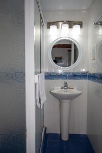 y baño con lavabo y espejo. en Apartamento 504, en San Andrés
