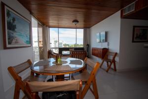 comedor con mesa, sillas y ventana en Apartamento 504, en San Andrés