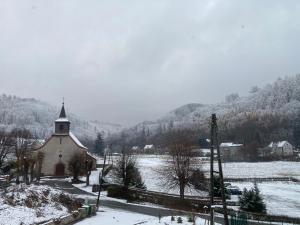 Przygórze - dom w Górach Sowich v zimě