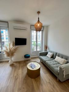 - un salon avec un canapé et une télévision dans l'établissement Cocon chic du Vieux port - Clim, à Marseille
