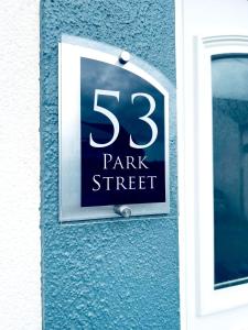 een bord aan de zijkant van een gebouw dat zegt park street bij Stourbridge House, Luxurious 3 Bedrooms - Ideal Location for Contractors and Families, Free Parking, Fast Wifi, Sleeps up to 8 in Lye