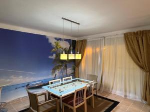 Luxury & stylish Naama bay flat at the centre of Sharm في شرم الشيخ: غرفة طعام مع طاولة وكراسي زرقاء