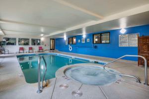 een zwembad met een hot tub in een hotelkamer bij SureStay Plus Hotel by Best Western Buffalo in Buffalo