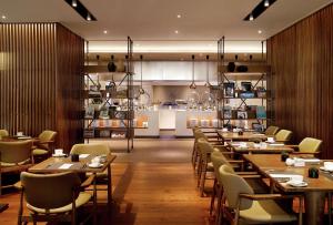 Restaurace v ubytování Ananti at Busan Cove
