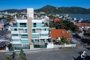 an aerial view of a building in a city at Cobertura com 03 suítes e piscina privativa in Bombinhas