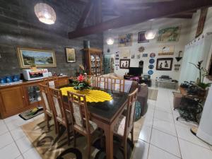 uma cozinha e sala de jantar com mesa e cadeiras em Casa para sua família em Bonito