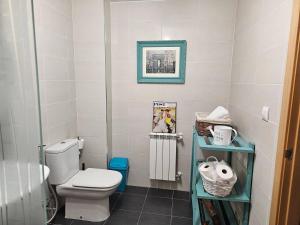 a small bathroom with a toilet and a picture on the wall at Ksota in Requena