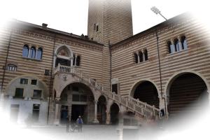 un gran edificio de ladrillo con una escalera lateral en Dimora 4 Spade, en Verona