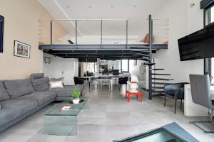 Ruang duduk di Amazing loft