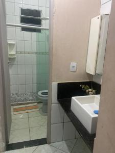 uma casa de banho com um lavatório e um WC em Espaço Verde em Vitória