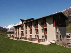 duży budynek w środku góry w obiekcie Appartement pour 6 personnes au pied des pistes à Val Cenis Lanslevillard - FR-1-508-264 w mieście Lanslevillard