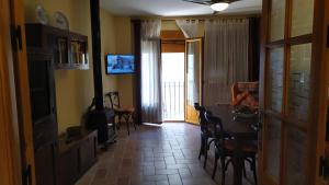 sala de estar con mesa, sillas y TV en Chorrillo Alto en Torres