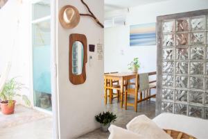un soggiorno con tavolo e specchio di Casa Daikiri a Puerto Escondido