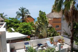 vista su un balcone con sedie e palme di Casa Daikiri a Puerto Escondido
