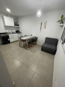 eine Küche und ein Esszimmer mit einem Tisch und einem Stuhl in der Unterkunft Departamento Parque in Paraná