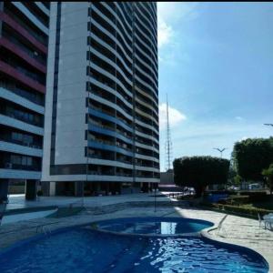 een groot gebouw met een zwembad voor een gebouw bij Apartamento em Manaus in Manaus