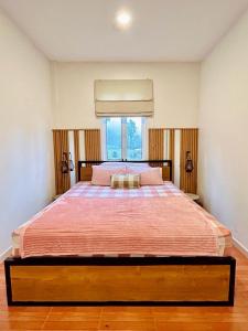 een slaapkamer met een groot bed en een raam bij Arum Bromo Villas in Ngadisari