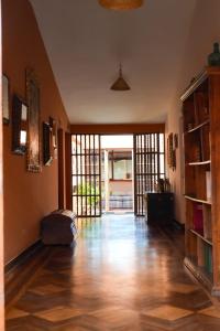 Habitación vacía con suelo de madera y puertas de cristal en Hotel Pilancones, en Cajamarca