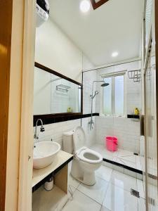 een badkamer met een toilet en een wastafel bij Arum Bromo Villas in Ngadisari