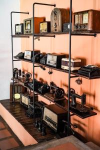 uma prateleira cheia de rádios antigos e outros artigos em Hotel Pilancones em Cajamarca