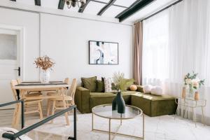 uma sala de estar com um sofá e uma mesa em Renovated Modern Flat in Istiklal Avenue em Istambul