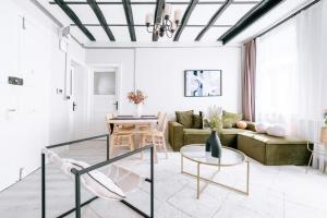 uma sala de estar com um sofá e uma mesa em Renovated Modern Flat in Istiklal Avenue em Istambul