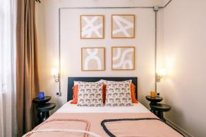 um quarto com uma cama grande e almofadas laranja em Renovated Modern Flat in Istiklal Avenue em Istambul