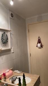 une salle de bain avec un lavabo et un miroir dans l'établissement Laguna Bahía departamento 5 personas maravilloso amoblado y decorado, à Algarrobo 36 autres photos