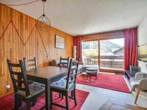 jadalnia ze stołem, krzesłami i kanapą w obiekcie Studio cosy au centre de Morzine - balcon sud, proche remontées mécaniques - 4 pers - FR-1-684-43 w mieście Morzine