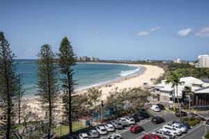 - une vue sur une plage avec des voitures garées dans un parking dans l'établissement Landmark Resort, à Mooloolaba 36 autres photos