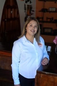 Eine Frau in einem weißen Hemd steht neben einem Tresen. in der Unterkunft Hotel Pilancones in Cajamarca
