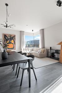 een woonkamer met een tafel en stoelen en een bank bij City View Lux in the City Center with Free Parking in Reykjavík