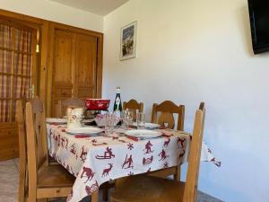 Televízia a/alebo spoločenská miestnosť v ubytovaní Appartement chaleureux proche centre Châtel, accès Multi Pass été 2024 à 3€/jour/personne! - FR-1-693-83 + 4 fotografie