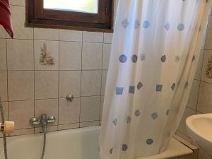Kúpeľňa v ubytovaní Appartement chaleureux proche centre Châtel, accès Multi Pass été 2024 à 3€/jour/personne! - FR-1-693-83